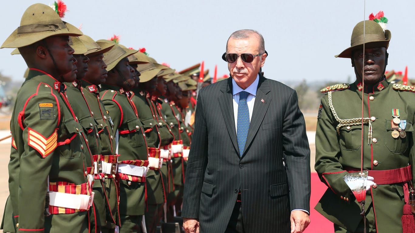 Der türkische Präsident Erdogan bei einem Staatsbesuch in Sambia: Deutschland streitet aktuell darüber, ob Erdogan bei einem möglichen Staatsbesuch in Berlin, auch mit militärischen Ehren empfangen werden soll.