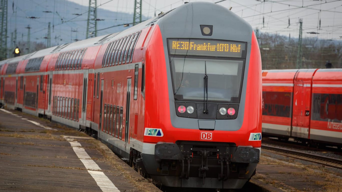 Ein Regionalexpress: Warum der Zug zwischen Mannheim und Frankfurt entgleist ist, ist bislang unklar. (Archivbild)