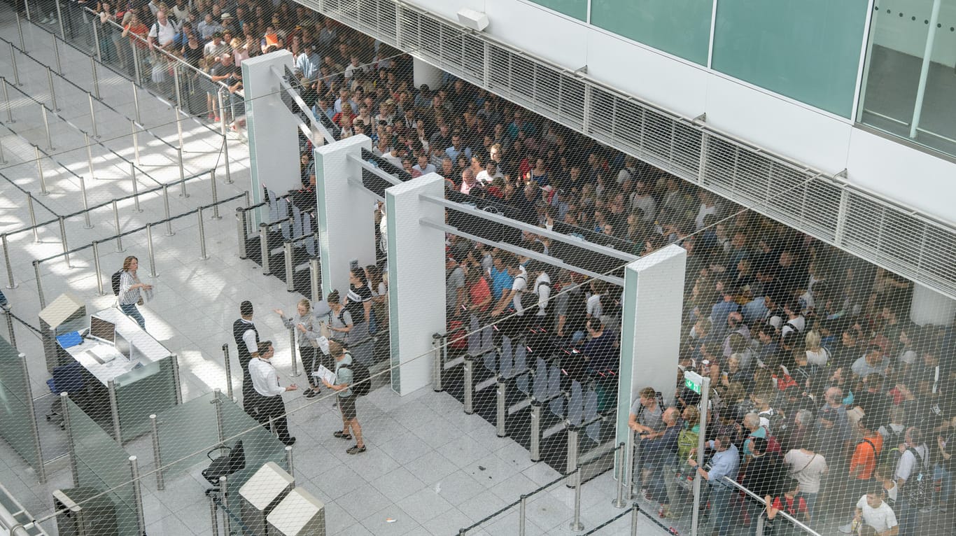 Chaos am Münchner Flughafen: Zehntausende Passagiere waren von der Sperrung der Terminal 2 betroffen.