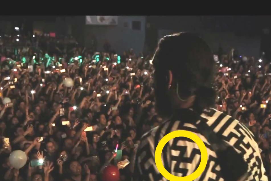 Seltsam gemustert: Tom Kaulitz auf der Bühne in dem Hemd, das ihm nun eine Anzeige eingebracht hat.
