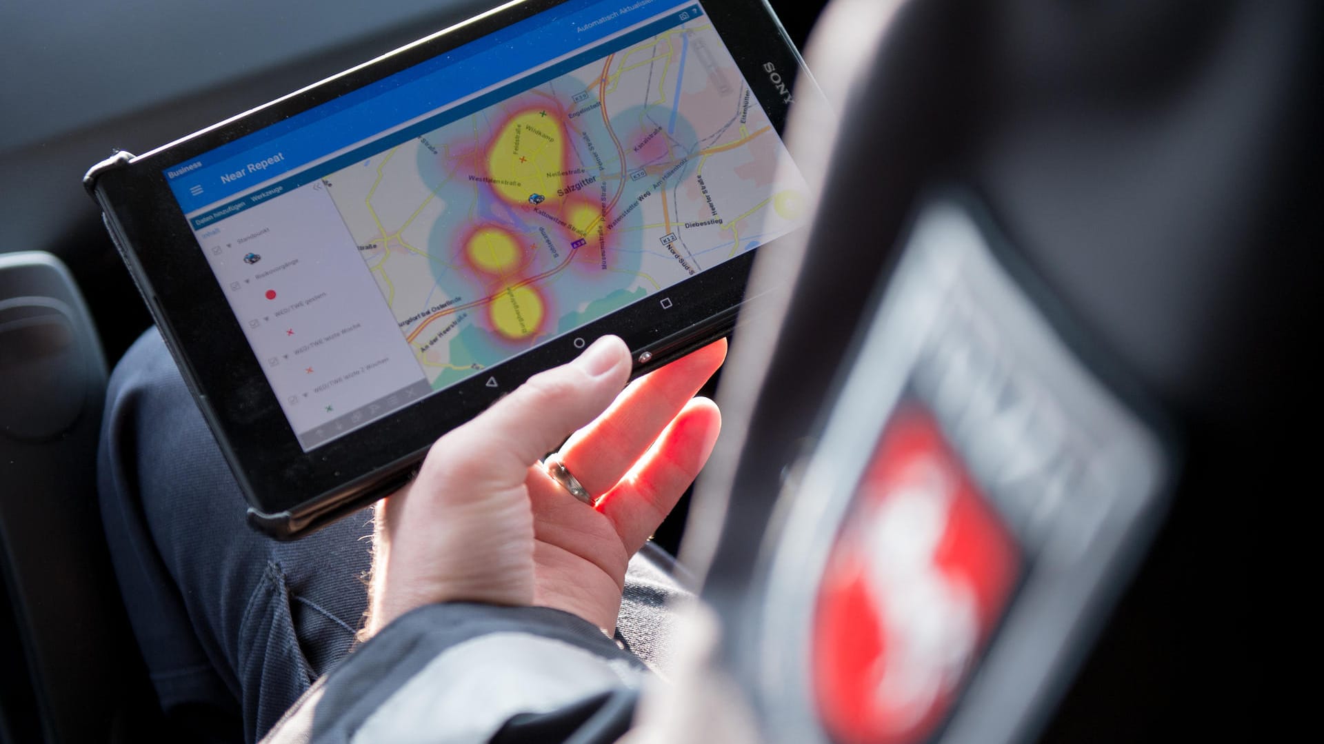 Die Einbruchs-App für die Polizei: Premap ist eine App, die Beamten auf einem Tabletcomputer anzeigt, wo zuletzt Einbrüche stattfanden und die Wahrscheinlichkeit für weitere Taten am höchsten ist. Die Einbruchs-App für die Polizei: Premap ist eine App, die Beamten auf einem Tabletcomputer anzeigt, wo zuletzt Einbrüche stattfanden und die Wahrscheinlichkeit für weitere Taten am höchsten ist.