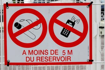 Hinweisschild zum Handyverbot: Das Gesetz gilt an Vor- und Grundschulen sowie in der Sekundarstufe I.