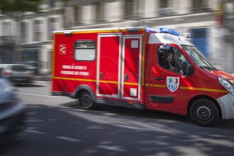 Französischer Rettungswagen: Für den deutschen Touristen kam jede Hilfe zu spät. (Symbolbild)