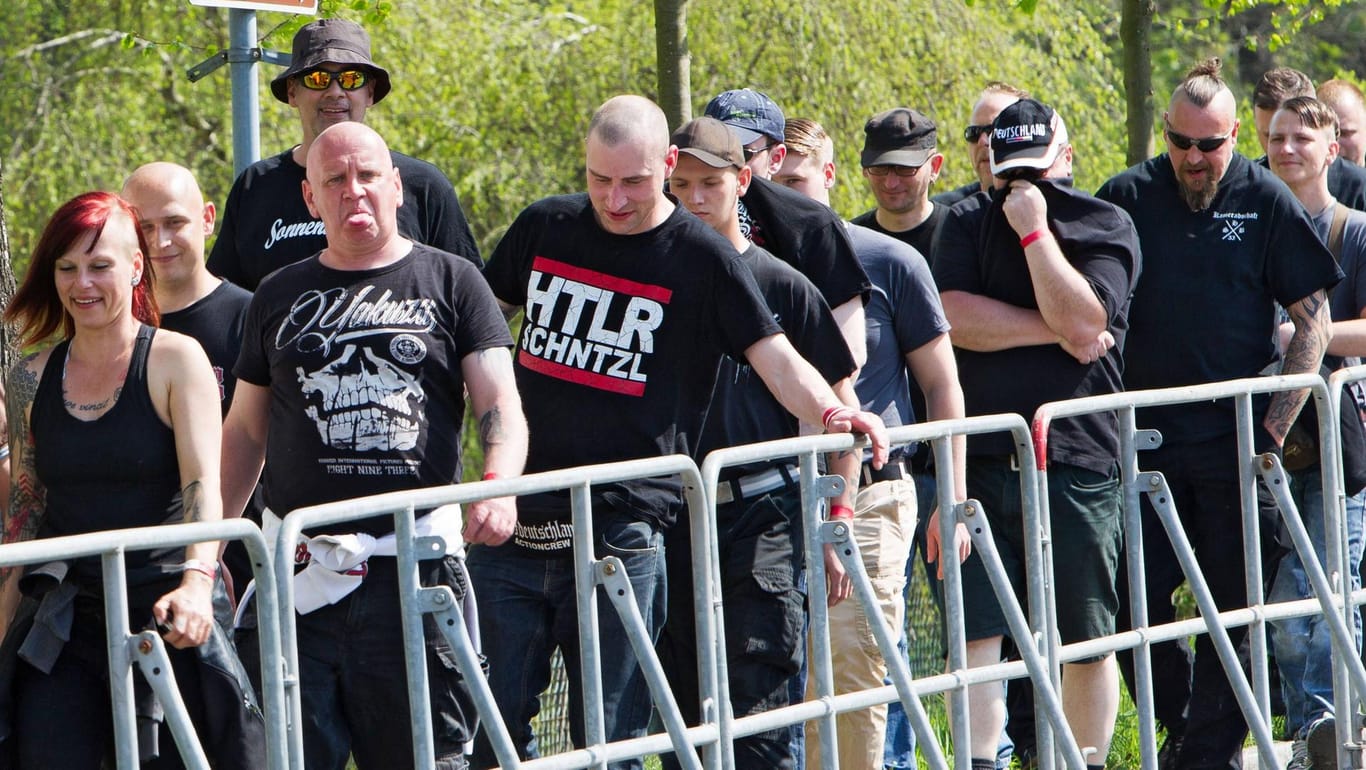 Neonazis auf dem Weg zu einem rechten Musik-Festival (Symbolbild): Rechtsextreme Gruppen in Deutschland führen offenbar Adresslisten mit sogenannten "Feinden".