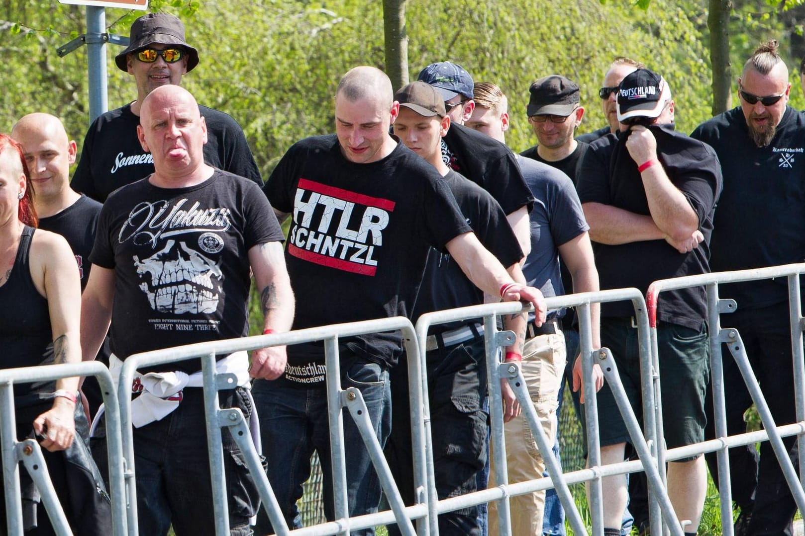 Neonazis auf dem Weg zu einem rechten Musik-Festival (Symbolbild): Rechtsextreme Gruppen in Deutschland führen offenbar Adresslisten mit sogenannten "Feinden".