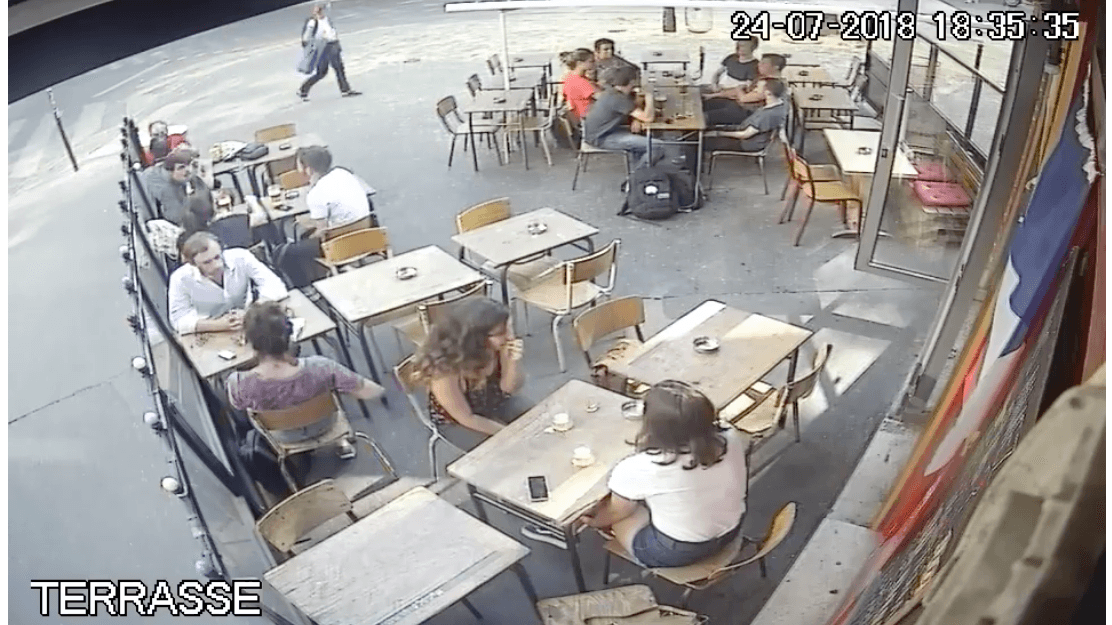 Ein Video, das auf sozialen Netzwerken kursiert, zeigt, wie eine Frau von einem Mann in der Öffentlichkeit ins Gesicht geschlagen wird. Ein Video, das auf sozialen Netzwerken kursiert, zeigt, wie eine Frau von einem Mann in der Öffentlichkeit ins Gesicht geschlagen wird.