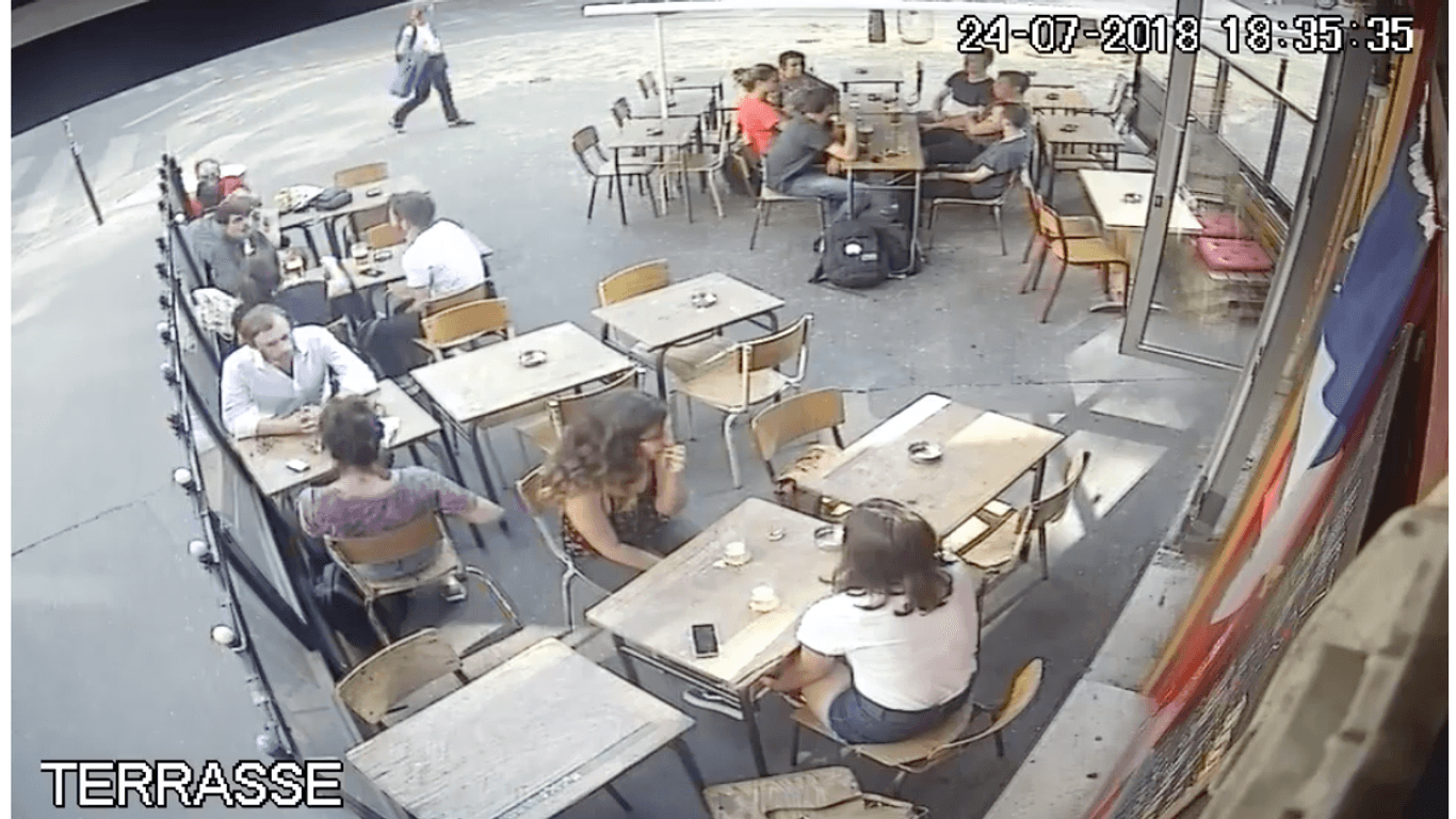 Ein Video, das auf sozialen Netzwerken kursiert, zeigt, wie eine Frau von einem Mann in der Öffentlichkeit ins Gesicht geschlagen wird.