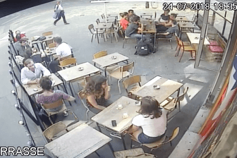 Ein Video, das auf sozialen Netzwerken kursiert, zeigt, wie eine Frau von einem Mann in der Öffentlichkeit ins Gesicht geschlagen wird.