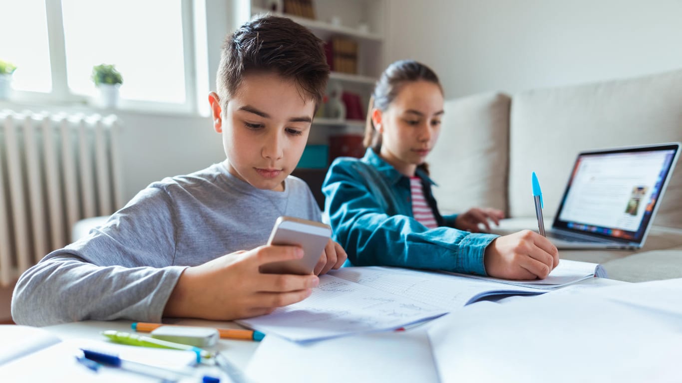 Kinder benutzen Smartphones zum Lernen: Verfechter des neuen Gesetzes in Frankreich argumentierten unter anderem, die Handynutzung störe die Aufmerksamkeit im Unterricht.