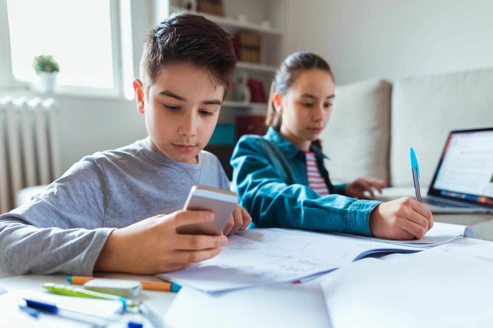 Kinder benutzen Smartphones zum Lernen: Verfechter des neuen Gesetzes in Frankreich argumentierten unter anderem, die Handynutzung störe die Aufmerksamkeit im Unterricht.