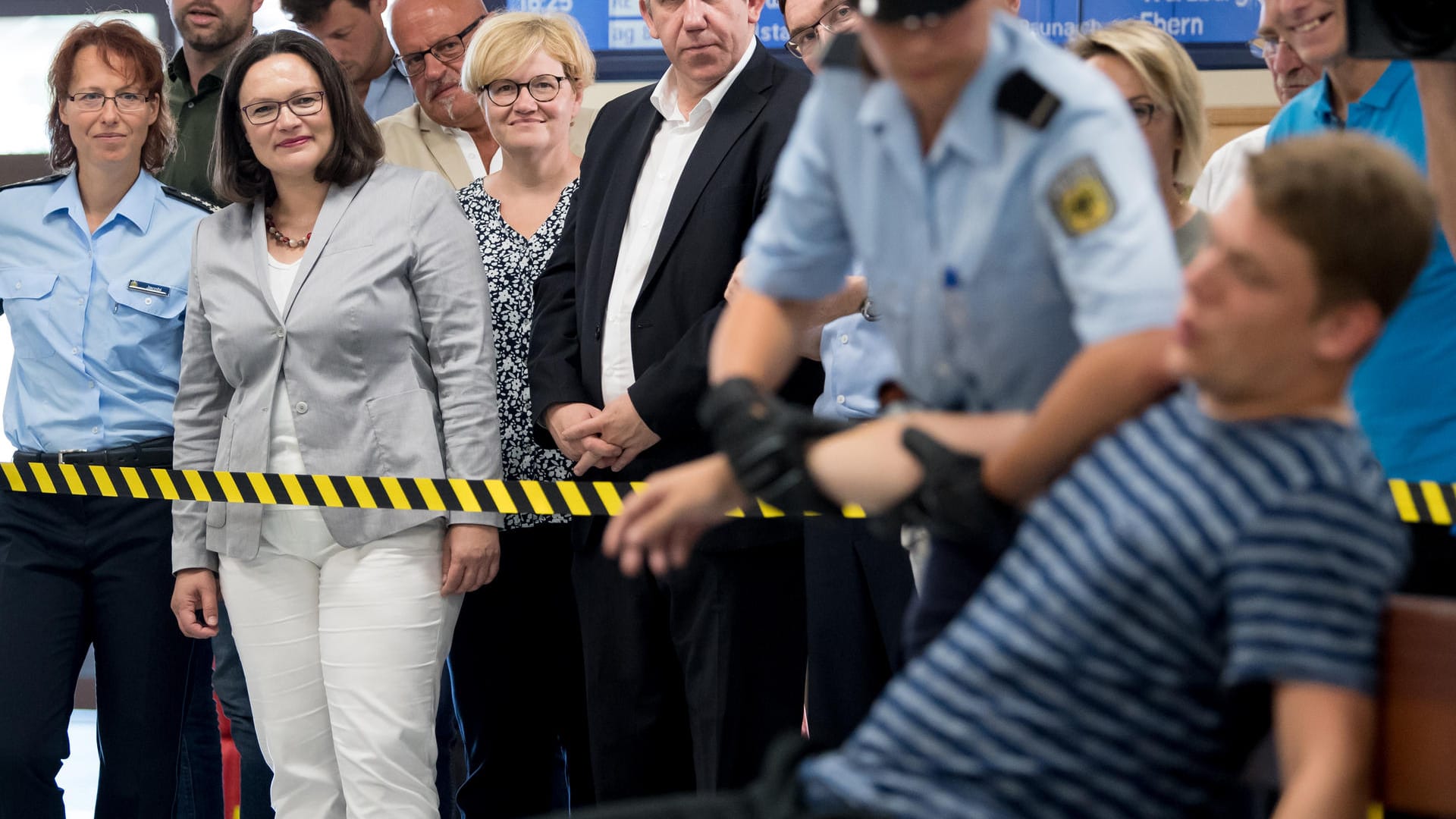 Andrea Nahles beim Polizeiausbildungszentrum in Bamberg: Auf ihrer Sommerreise gibt die SPD-Chefin die Kümmerin.