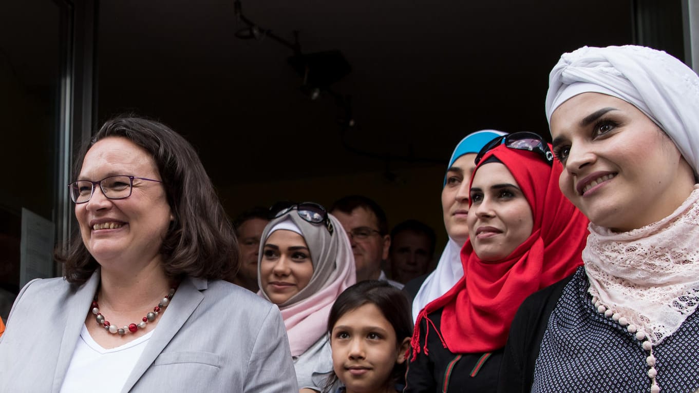 Andrea Nahles im Mütterzentrum in Führt: Was bringen Sprachkurse, wenn die Frauen sie nicht aufsuchen können, da sie ihre Kinder hüten müssen. Die SPD-Chefin will etwas dagegen tun.