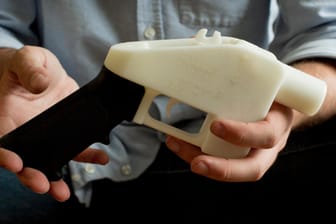 Eine Plastik-Pistole, die komplett im 3D-Drucker hergestellt wurde: Eine Organisation in den USA will Pläne für Waffen ins Netz stellen.