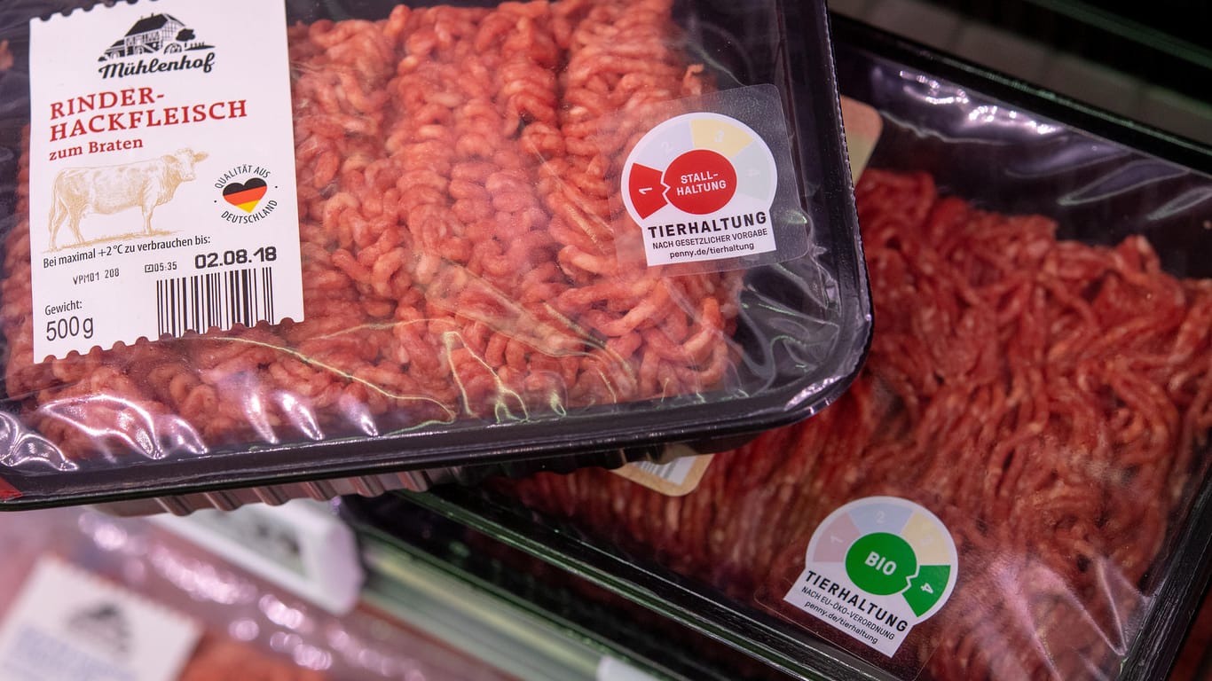 Packungen mit Rinderhackfleisch: Künftig informieren Kennzeichnungen über die Haltungsbedingungen.