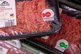 Packungen mit Rinderhackfleisch: Künftig informieren Kennzeichnungen über die Haltungsbedingungen.