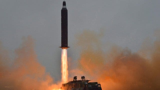 Raketenstart in Nordkorea: Die Mittelstreckenrakete Hwasong-10 steigt auf.