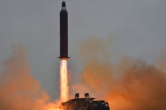 Raketenstart in Nordkorea: Die Mittelstreckenrakete Hwasong-10 steigt auf.