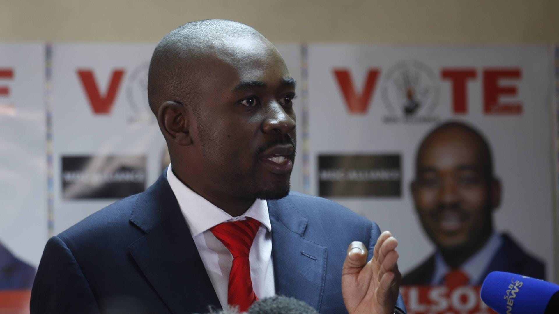 Nelson Chamisa: Der Oppositionsführer sieht seine Partei "Bewegung für Demokratischen Wandel" als klaren Wahlsieger. Ob er in die Stichwahl um das Präsidentenamt muss, zeigt sich am Ende der Woche.