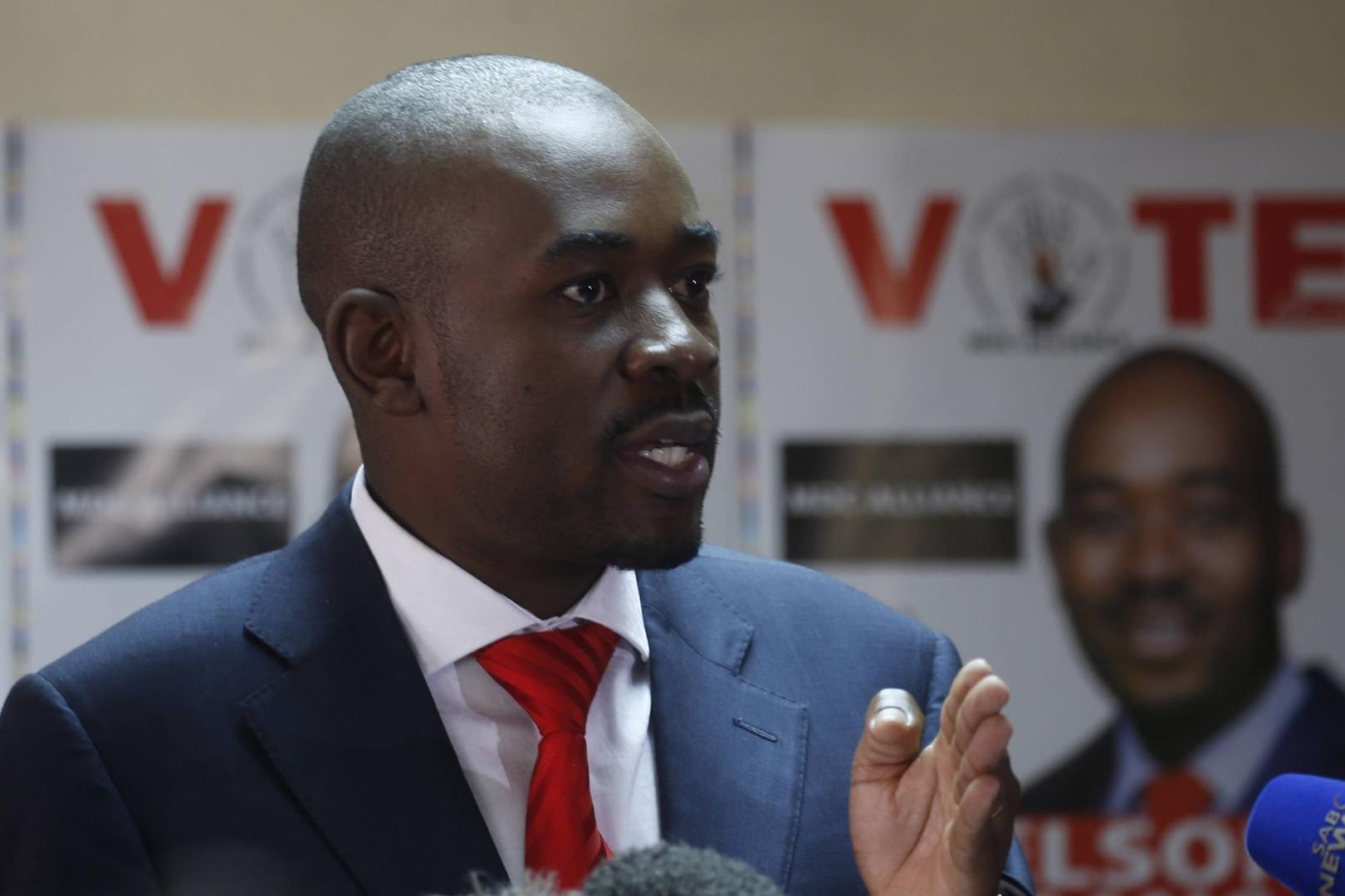 Nelson Chamisa: Der Oppositionsführer sieht seine Partei "Bewegung für Demokratischen Wandel" als klaren Wahlsieger. Ob er in die Stichwahl um das Präsidentenamt muss, zeigt sich am Ende der Woche.
