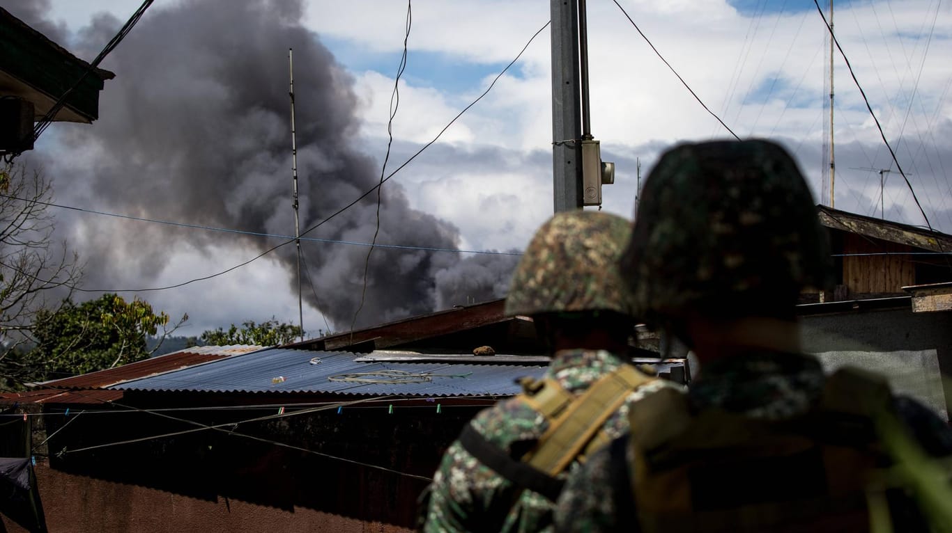 Philippinische Soldaten nach einem Luftangriff: Sechs Soldaten und vier Zivilisten sind bei einem mutmaßlichem Selbstmordanschlag auf einem militärischen Stützpunkt umgekommen.