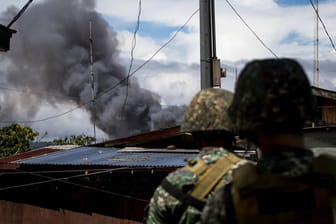 Philippinische Soldaten nach einem Luftangriff: Sechs Soldaten und vier Zivilisten sind bei einem mutmaßlichem Selbstmordanschlag auf einem militärischen Stützpunkt umgekommen.