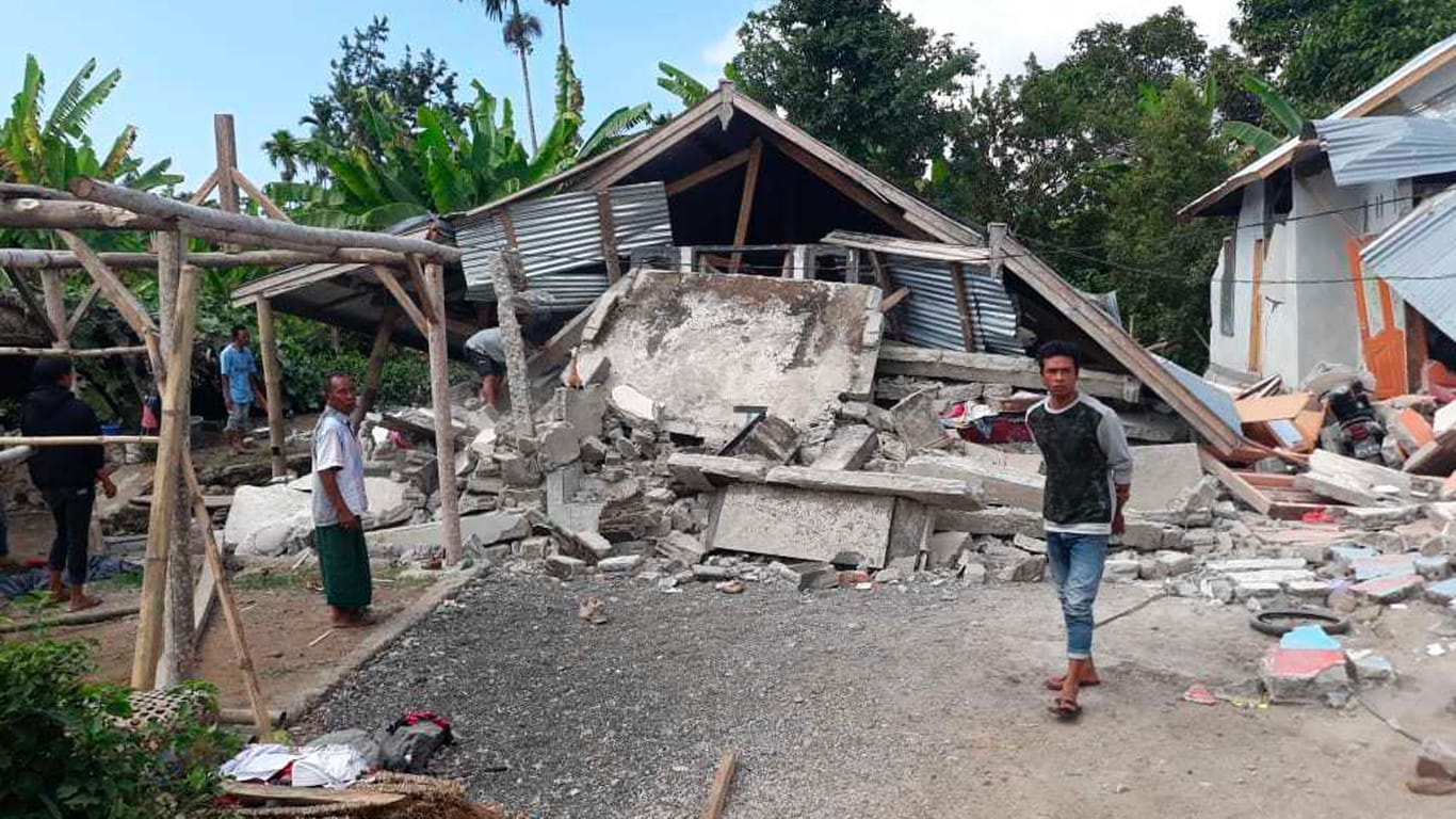 Erdbeben in Indonesien: Auf der indonesischen Insel Lombok sind die Schäden nach einem Erdbeben klar zu erkennen. Mindestens 16 Menschen sind bei den Geschehnissen verunglückt.