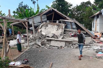 Erdbeben in Indonesien: Auf der indonesischen Insel Lombok sind die Schäden nach einem Erdbeben klar zu erkennen. Mindestens 16 Menschen sind bei den Geschehnissen verunglückt.