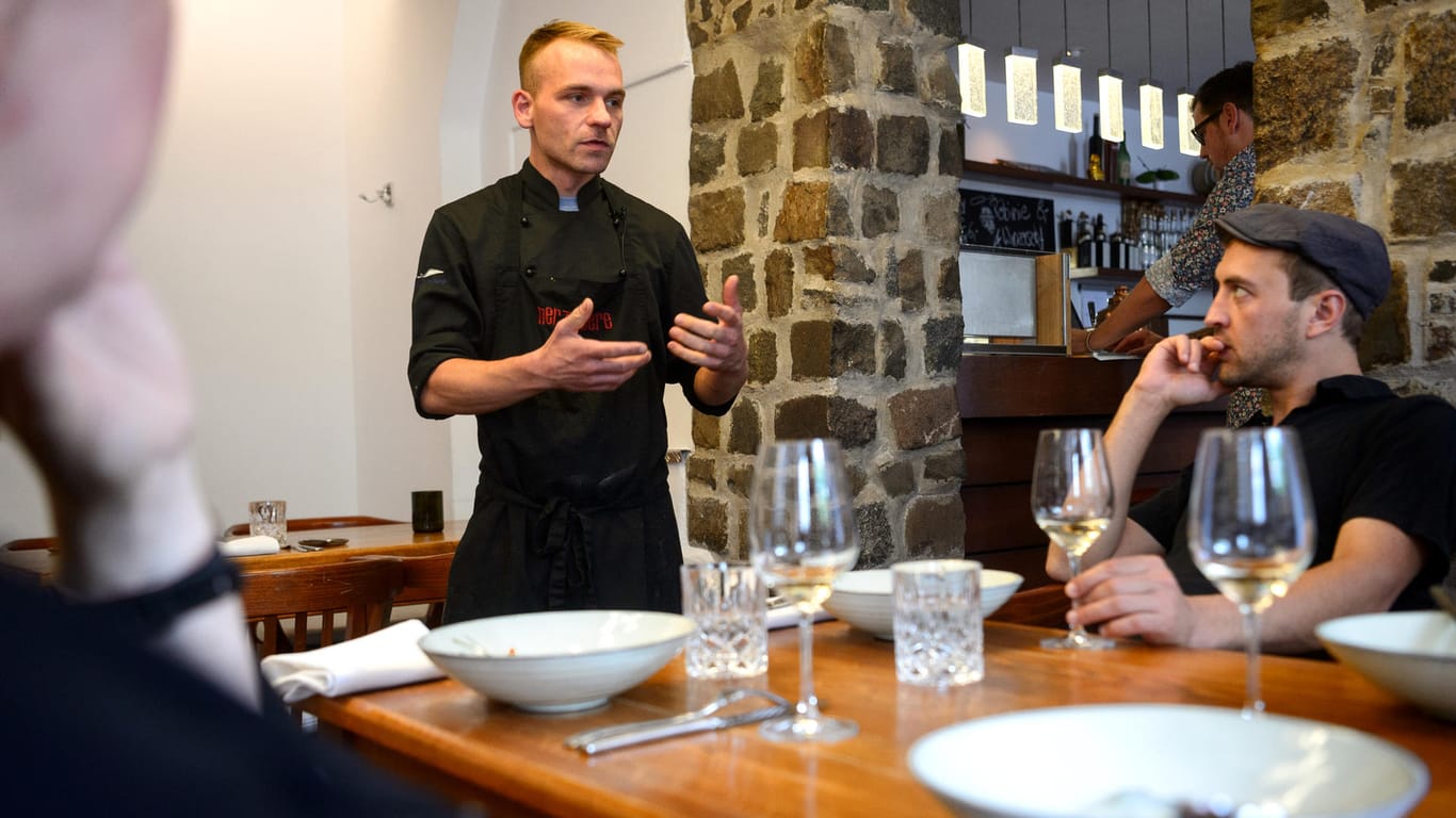 Restaurant Herz&Niere: Koch Christoph Hauser spricht mit seinen Gästen. Das Restaurant hat es sich zur Aufgabe gemacht die verpönte Innereienküche neu zu interpretieren.