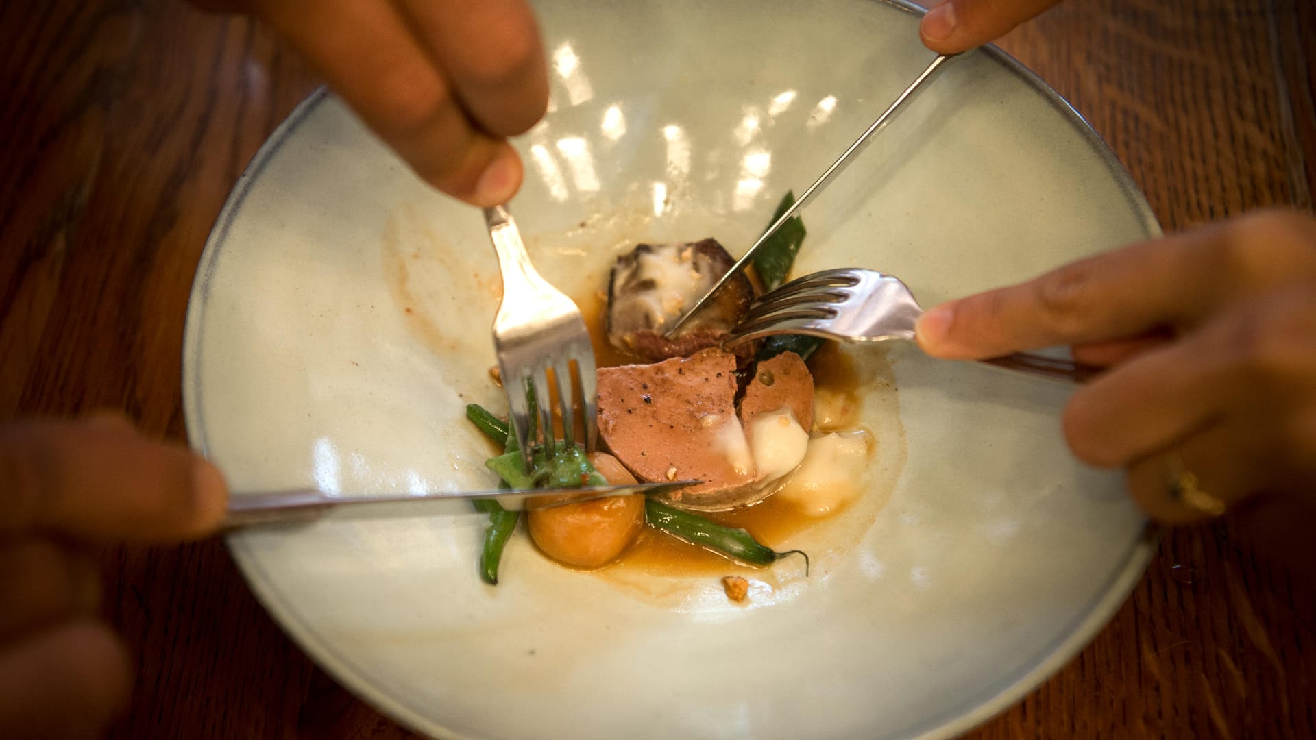 Innereien: Gäste probieren rosa gebratene Schweineleber und Entenleber-Pete mit Sellerie, Miniapfel und Bohnen im Geflügelsud.