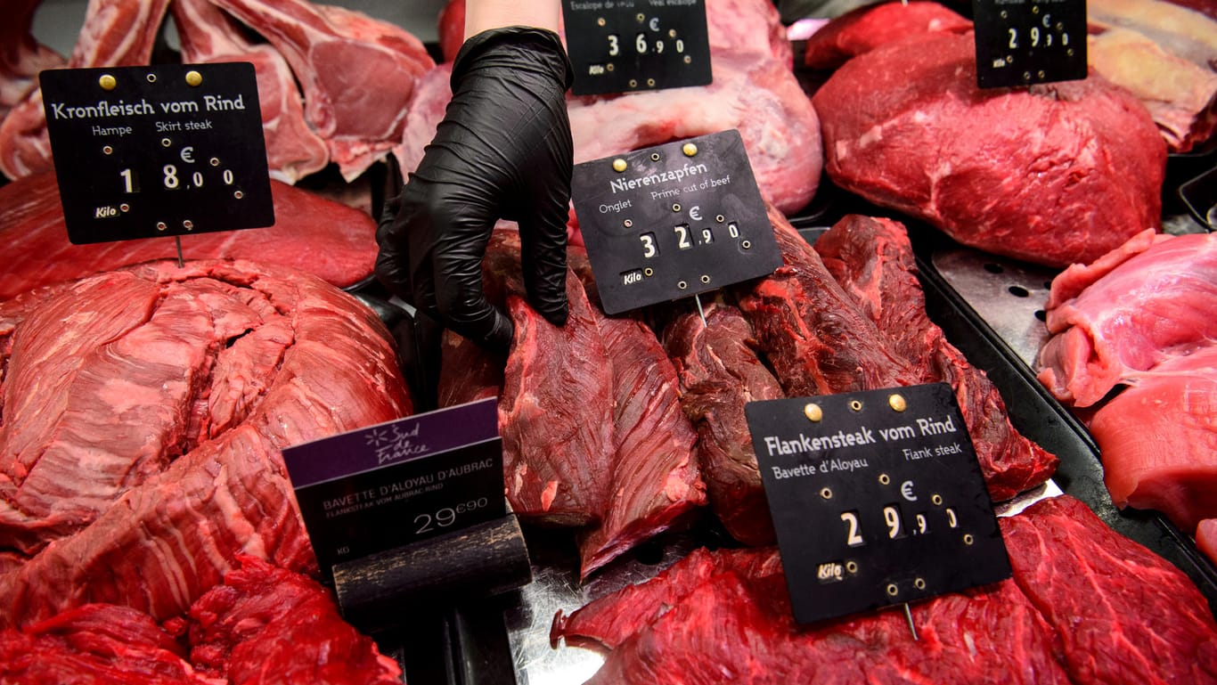 Fleischtheke im Supermarkt: Durchschnittlich knapp 60 Kilogramm Fleisch isst jeder Deutsche im Jahr. Doch nur noch wenige Teile vom Tier werden verwertet.