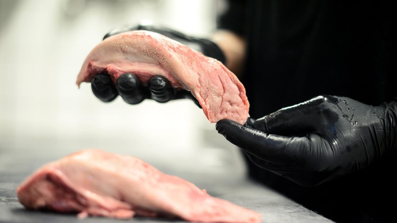 Innereien: Im Restaurant Herz&Niere verarbeitet ein Koch die Zunge eines Schweines.