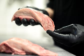 Innereien: Im Restaurant Herz&Niere verarbeitet ein Koch die Zunge eines Schweines.