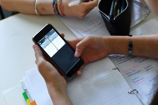 Wird auch bei uns ein grundsätzliches Handyverbot kommen? In Frankreich beschloss nun das Parlament ein erweitertes Handyverbot an Schulen.