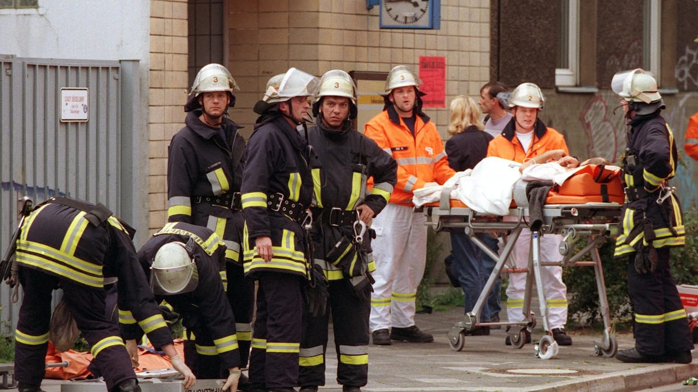 Das Bild zeigt Rettungskräfte, die vor dem Düsseldorfer S-Bahnhof Wehrhahn Verletzte versorgen. Das Landgericht Düsseldorf sah die Schuld des Mannes, der für den Anschlag verantwortlich gemacht wurde, nicht als nachgewiesen an.