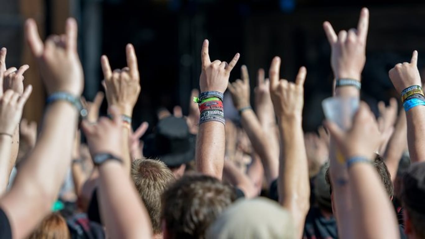 Die "Pommesgabel" als Gruß: Auch diesen Sommer wollen Metal-Fans in Wacken feiern.