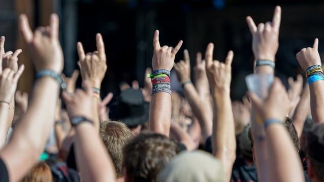 Die "Pommesgabel" als Gruß: Auch diesen Sommer wollen Metal-Fans in Wacken feiern. Die "Pommesgabel" als Gruß: Auch diesen Sommer wollen Metal-Fans in Wacken feiern.