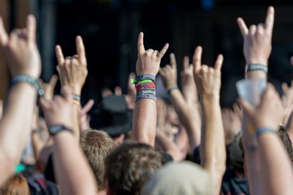 Die "Pommesgabel" als Gruß: Auch diesen Sommer wollen Metal-Fans in Wacken feiern.