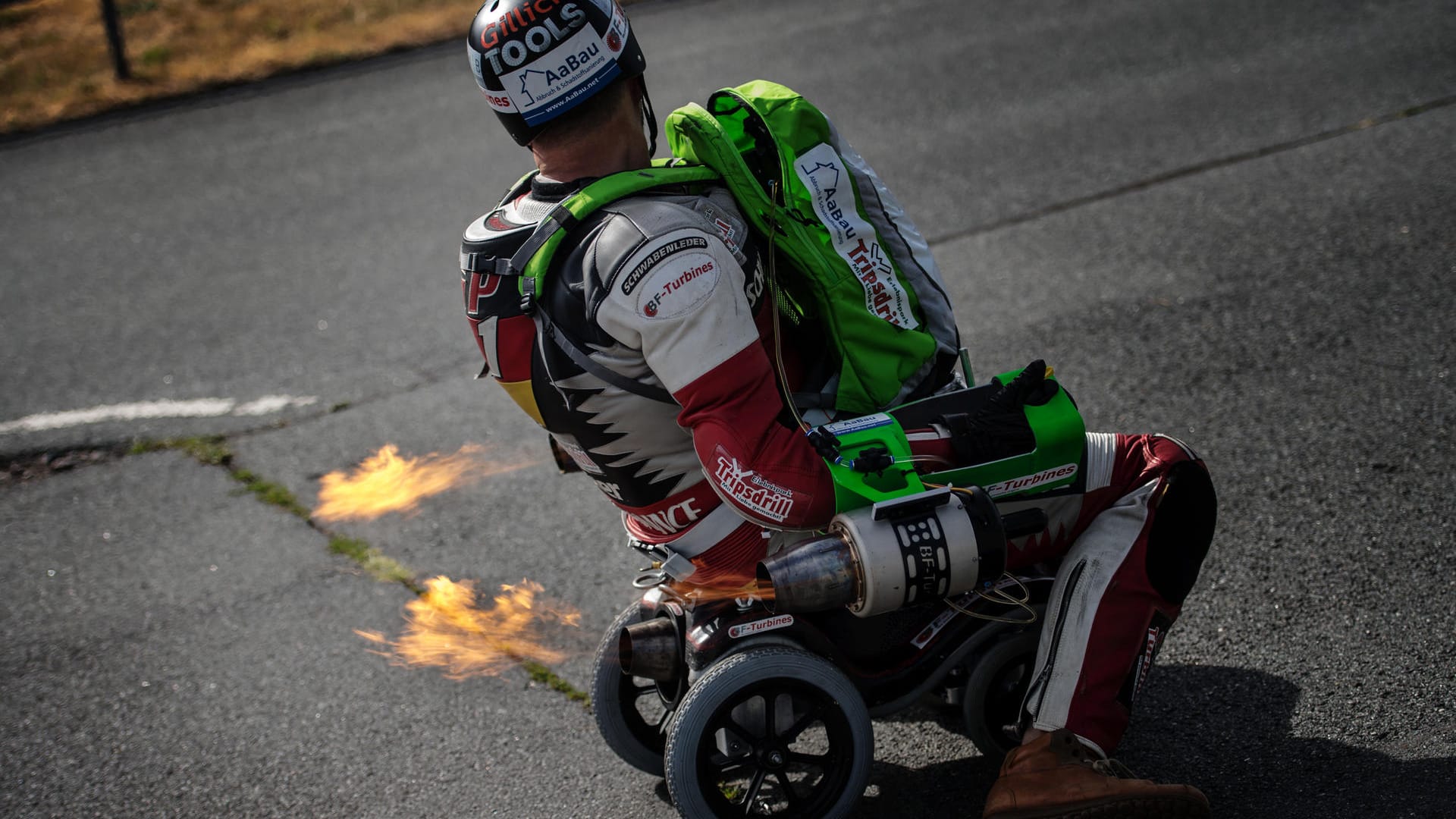 Dirk Auer auf seinem Bobby-Car: Um den Weltrekord zu brechen will der Extremsportler sein düsenbetriebenenes Bobbycar in 2,3 Sekunden von 0 auf 100 km/h beschleunigen. Dirk Auer auf seinem Bobby-Car: Um den Weltrekord zu brechen will der Extremsportler sein düsenbetriebenenes Bobbycar in 2,3 Sekunden von 0 auf 100 km/h beschleunigen.