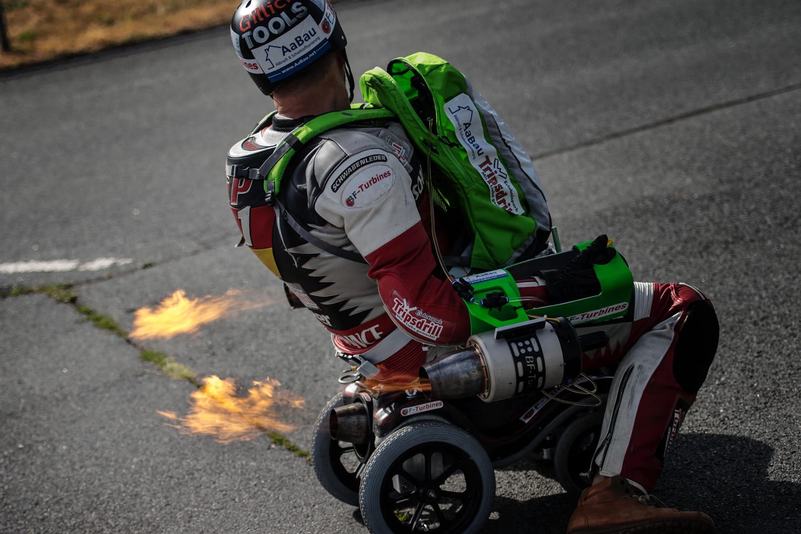 Dirk Auer auf seinem Bobby-Car: Um den Weltrekord zu brechen will der Extremsportler sein düsenbetriebenenes Bobbycar in 2,3 Sekunden von 0 auf 100 km/h beschleunigen.