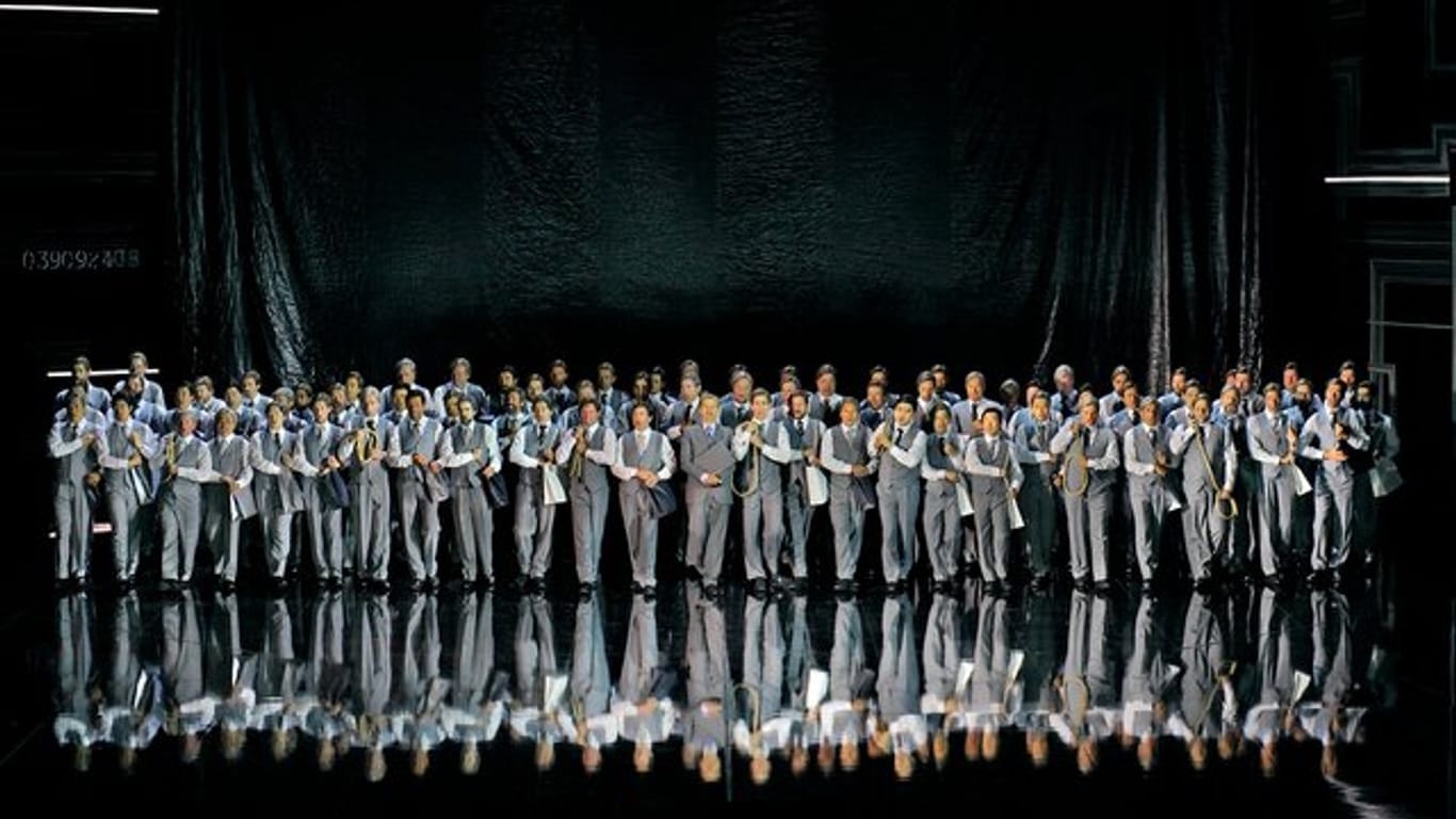 Der Chor der Oper "Der fliegende Holländer" in Bayreuth.
