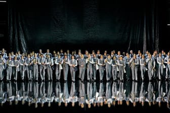 Der Chor der Oper "Der fliegende Holländer" in Bayreuth.