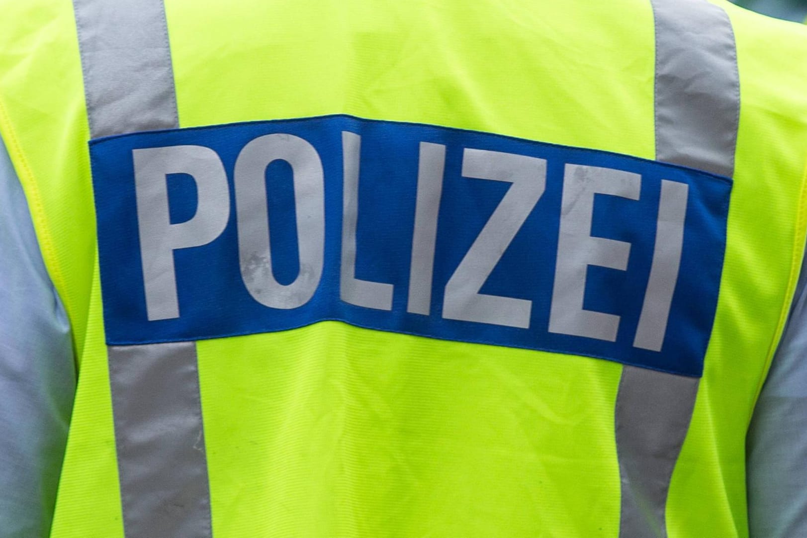 In Solingen sind falsche Beamte unterwegs – eine Senioren brachten sie dazu, ihnen ihre Wertsachen auszuhändigen. Die echte Polizei warnt vor dieser Betrugsmasche.