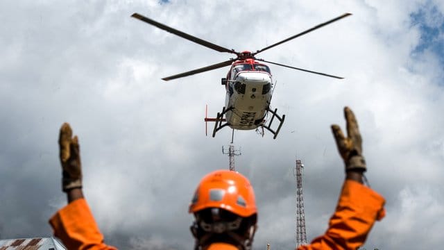 Nach dem schweren Erdbeben auf der indonesischen Urlaubsinsel haben Rettungskräfte mehr als 500 Ausflügler von einem aktiven Vulkan in Sicherheit gebracht. Nach dem schweren Erdbeben auf der indonesischen Urlaubsinsel haben Rettungskräfte mehr als 500 Ausflügler von einem aktiven Vulkan in Sicherheit gebracht.