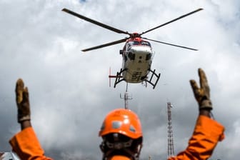 Nach dem schweren Erdbeben auf der indonesischen Urlaubsinsel haben Rettungskräfte mehr als 500 Ausflügler von einem aktiven Vulkan in Sicherheit gebracht.