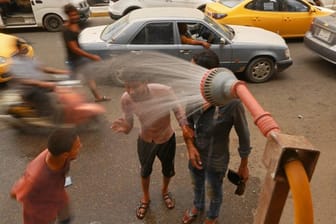 In Bagdad helfen Freiluftduschen gegen die Hitze.