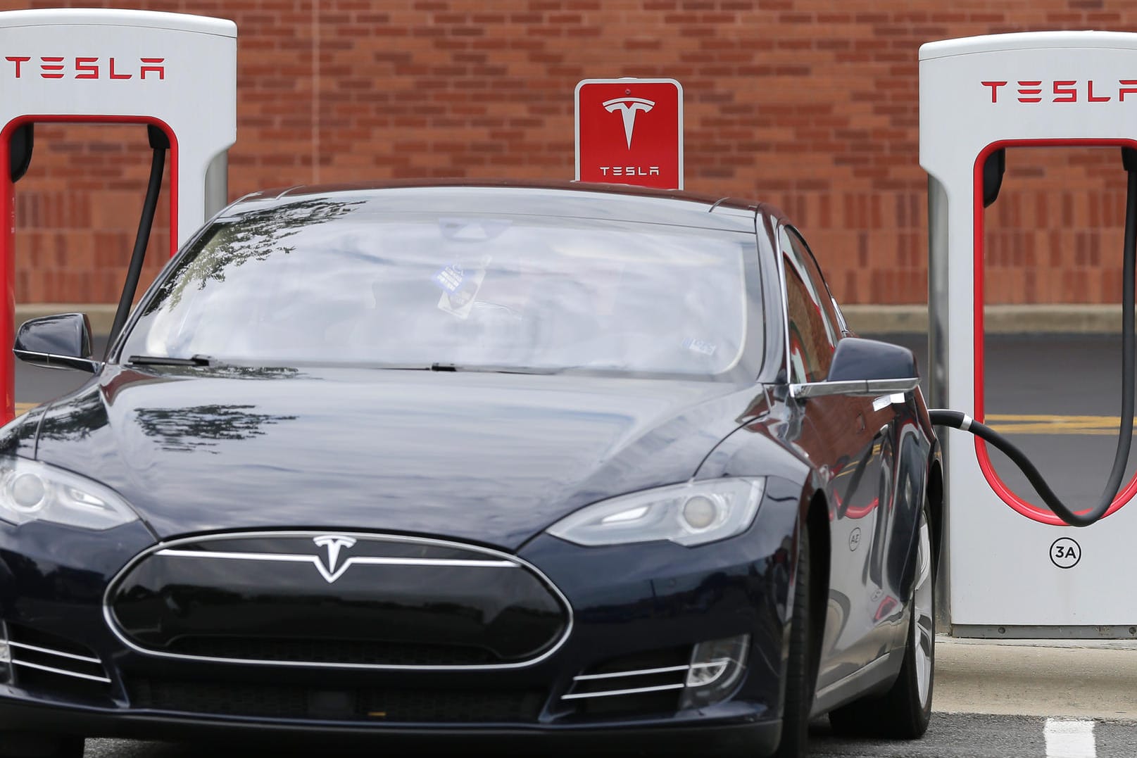 Ein Tesla steht an einer Ladestation in Charlotte: Rheinland-Pfalz und das Saarland kandieren als mögliche Standorte für einen neues Tesla-Werk.