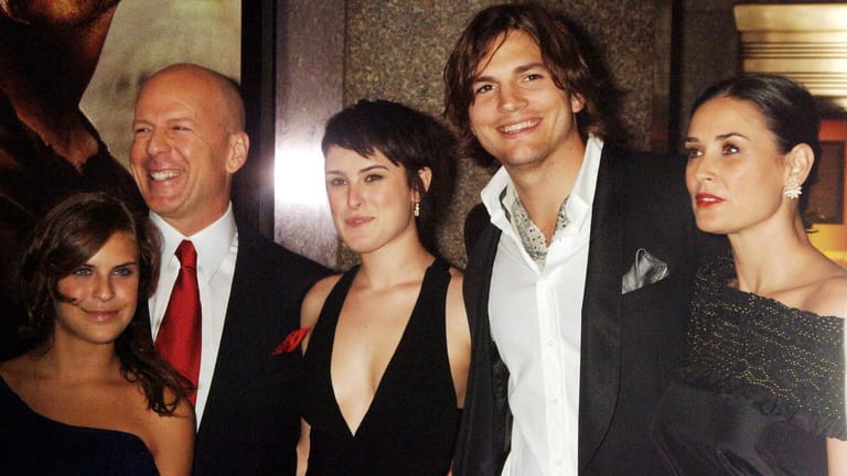 Patchwork-Familie: Ashton Kutcher (2.v.r.) mit seiner damaligen Frau Demi Moore (r.), und ihrem Ex-Mann Bruce Willis (2.v.l.) und den zwei gemeinsamen Töchtern des Paares.