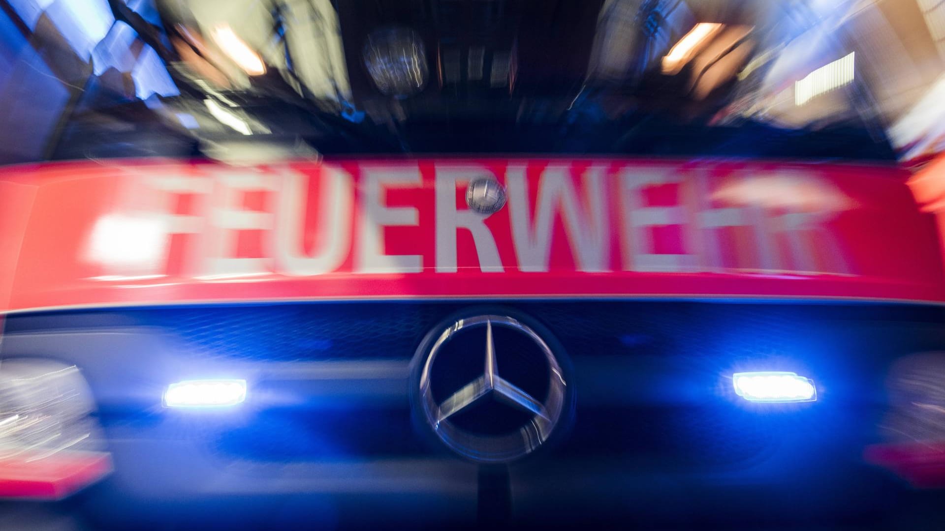 Feuerwehr im Einsatz: Bei den Löscharbeiten in Wesel haben sich vier Feuerwehrleute leichte Verletzungen zugezogen. Feuerwehr im Einsatz: Bei den Löscharbeiten in Wesel haben sich vier Feuerwehrleute leichte Verletzungen zugezogen.
