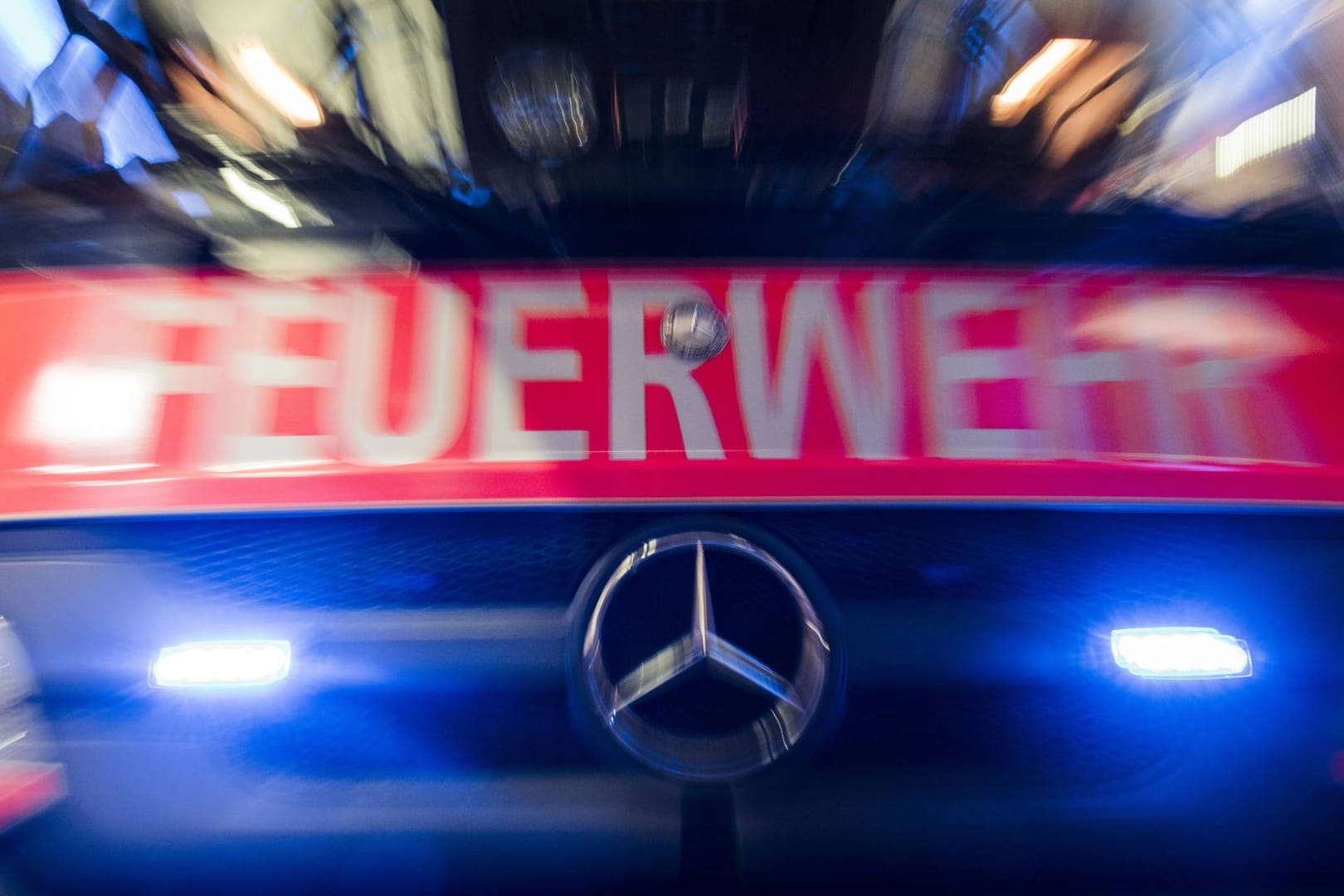 Feuerwehr im Einsatz: Bei den Löscharbeiten in Wesel haben sich vier Feuerwehrleute leichte Verletzungen zugezogen.