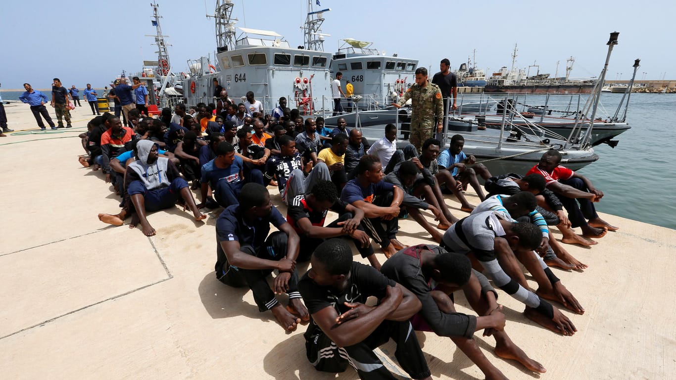 Wieder in Libyen statt im erträumten Europa: Migranten, die die libysche Küstenwache auf dem Mittelmeer gestoppt hat. Nun hat offenbar ein italienisches Schiff Gerettete in das Krisenland gebracht.
